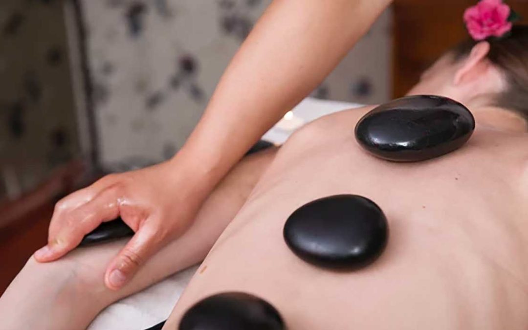 Beneficios de los masajes con piedras calientes